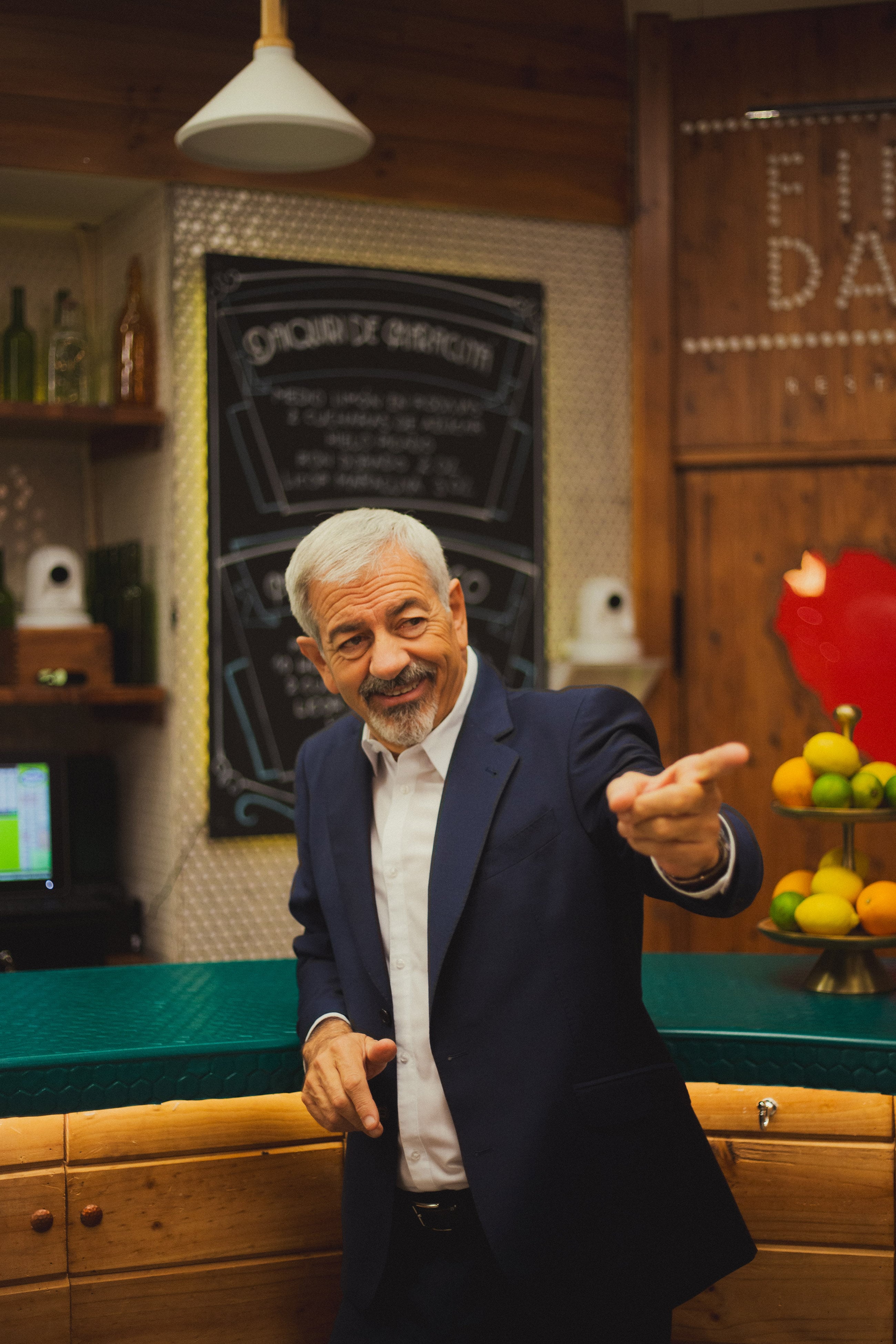 El presentador de First Dates, Carlos Sobera en el set del programa