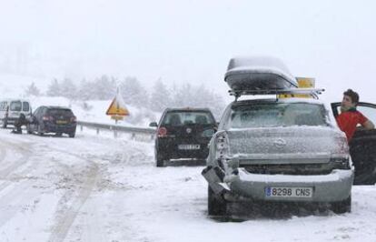 Estado en el que ha quedado un vehículo al colisionar con otros turismos, hoy en la carretera nacional A- 136 a la altura de Arguis que une Huesca y Formigal.