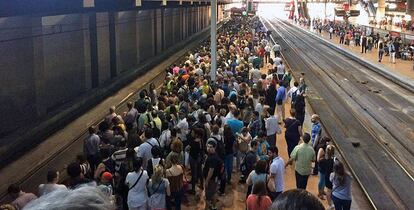 Usuarios de trenes de Cercanías en los andenes de Atocha, en Madrid.