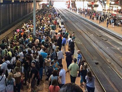 Usuarios de trenes de Cercanías en los andenes de Atocha, en Madrid.