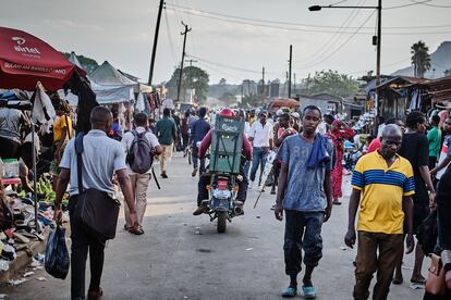 Gente camina por la calle principal del mercado de Limbe, donde el comercio no ha parado a pesar del anuncio de la devaluación del 44% de la kwacha (moneda malauí) frente al dólar estadounidense el pasado 8 de noviembre de 2023.