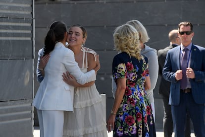 Junto a la primera dama estadounidense han acudido al centro de refugiados de Pozuelo de Alarcón sus nietas, Finnegan Biden (que saluda cariñosamente a la Reina) y Maisy Biden. Doña Letizia ya estuvo en Semana Santa en este mismo centro, al que acudió junto al rey Felipe y sus dos hijas.