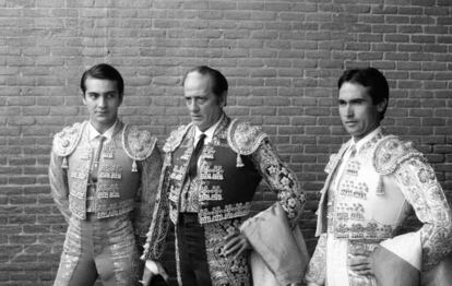 Feria de Otoño en la plaza de Las Ventas, 16 de septiembre de 1983. La terna posa en el túnel de cuadrillas instantes antes de iniciar el paseíllo. Antoñete resultaría cogido al entrar a matar a su primer toro.