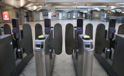 Estación de metro de Westminster, vacía, durante la hora punta en el centro de Londres.