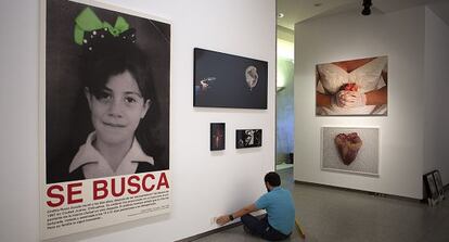 Montaje de la exposici&oacute;n &#039;Feminart&#039;, en Sevilla. A la izquierda obras de Ambra Polidori; a la derecha, de Beth Moys&eacute;s.