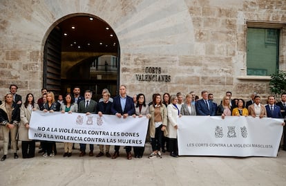 Los diputados durante un minuto de silencio convocado por las Corts Valencianes para condenar el asesinato de la mujer de 34 años en Sagunto el pasado 28 de noviembre.