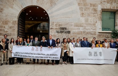 Concentración a las puertas de Les Corts, con los bloques de derecha e izquierda con dos pancartas diferentes.