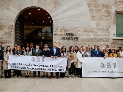 Los diputados durante un minuto de silencio convocado por las Corts Valencianes para condenar el asesinato de la mujer de 34 años en Sagunto el pasado 28 de noviembre.