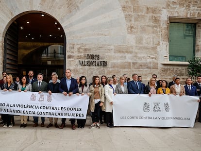 Concentración a las puertas de Les Corts, con los bloques de derecha e izquierda con dos pancartas diferentes.