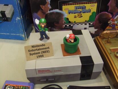 La Nintendo Entertainment System, más conocida como NES, fue una videoconsola de 8 bit lanzada en Estados Unidos en 1985 y en Europa un año después, aunque ya existía en Japón desde 1983 con el nombre de Family Computer (o Famicom). La consola se vendía con el juego Super Mario Bros.