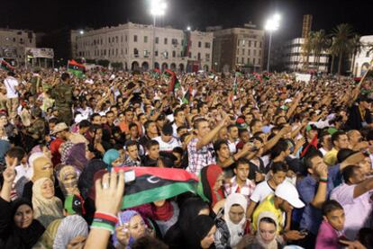Miles de libios celebran las palabras de Mustafá Abdel Yalil durante su discurso en la plaza de los Mártires de Trípoli, el lunes.