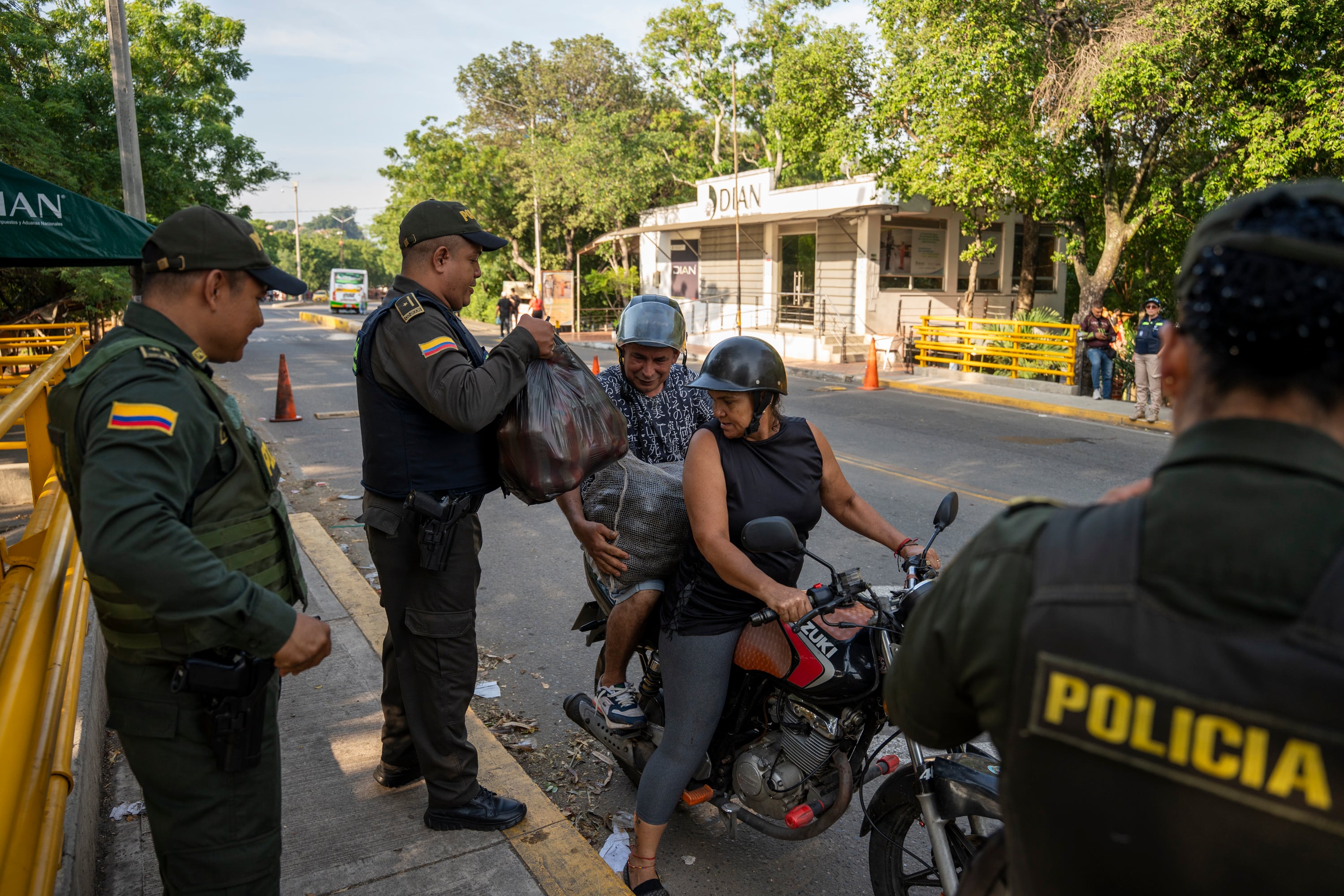 La Policía de Colombia asisten a motociclistas en Cúcuta.
