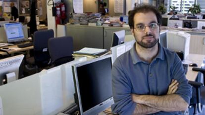 Periodista ante el micrófono