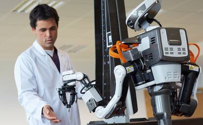 Un robot humanoide para ensamblaje de automóviles en el Parque Tecnológico de Miramón, en San Sebastián.