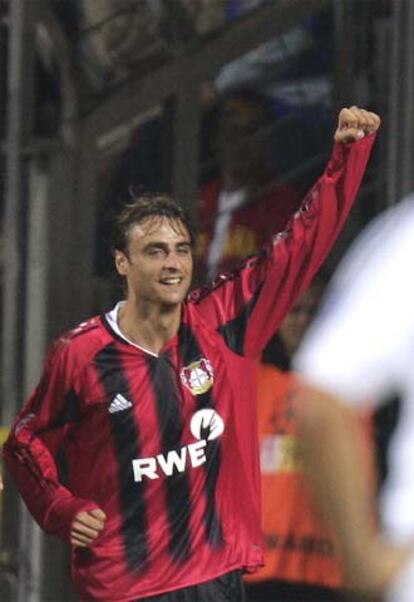 Berbatov canta su gol al Madrid en Leverkusen.