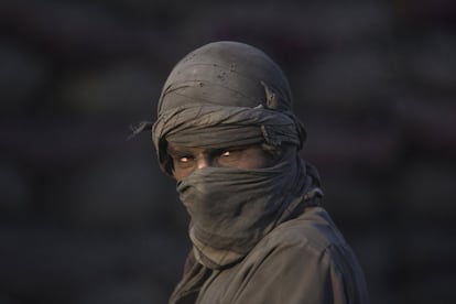 Retrato de un trabajador afgano en una fábrica de carbón, en las afueras de Kabul, Afganistán.