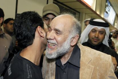 El opositor chií Hasan Mushaimaa saluda a miembros de su partido a su llegada al aeropuerto de Manama.