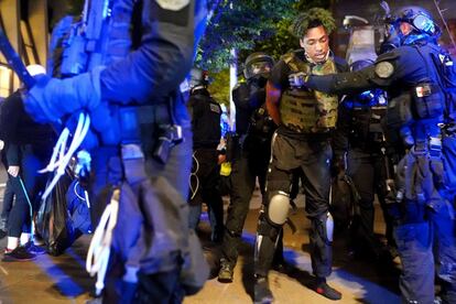 Al menos dos personas han muerto y una ha resultado herida en la tercera noche consecutiva de protestas raciales en Kenosha (Wisconsin) desde que el domingo un policía disparó siete veces en la espalda al afroamericano Jacob Blake En la imagen, un policía de Portland arresta a un manifestante.