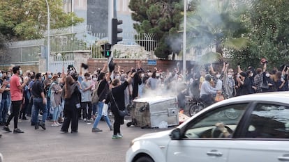 La gente se reúne en las calles para protestar por la muerte de Mahsa Amini el 19 de septiembre de 2022 en Teherán.