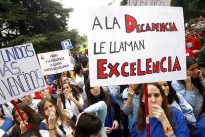 Protesta de un grupo de alumnos de la Universidad Complutense porque quieren colegios mayores segregados.