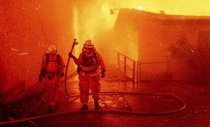 Los bomberos intentan controlar las llamas que han entrado en el perímetro urbano de Paradise, en el Estado de California.