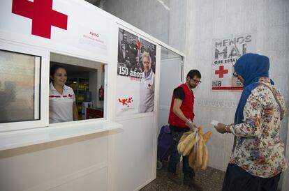 Una de las usuarias del reparto de alimentos en Mislata (Valencia) acude, como cada tres semanas, a recoger la comida para ella, su marido y sus tres hijos.