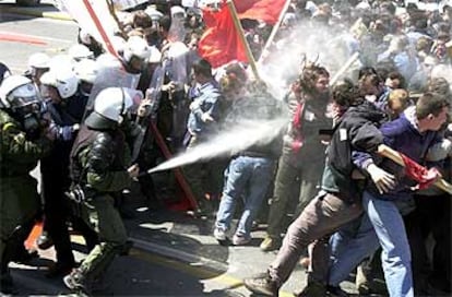 La policía lanza gas lacrimógeno sobre los manifestantes que han protagonizado disturbios.