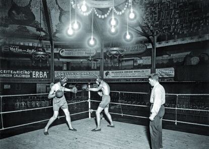 Entrenament de boxa a l’escenari del Gran Price, inaugurat el cap d’any de 1934, a la cruïlla de Casanova amb Floridablanca.