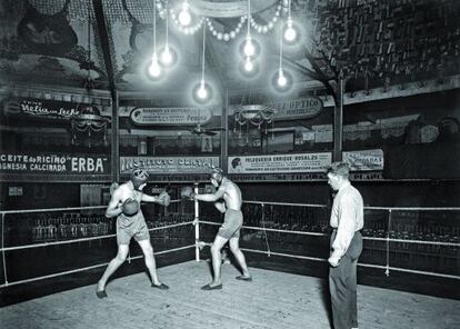 Entrenament de boxa a l&rsquo;escenari del Gran Price, inaugurat el cap d&rsquo;any de 1934, a la cru&iuml;lla de Casanova amb Floridablanca. 