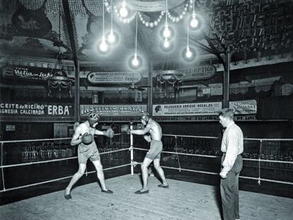 Entrenament de boxa a l&rsquo;escenari del Gran Price, inaugurat el cap d&rsquo;any de 1934, a la cru&iuml;lla de Casanova amb Floridablanca. 