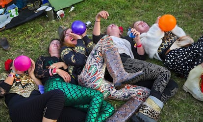 Um grupo de jovens inala óxido nitroso no festival de Glastonbury, em 2015.