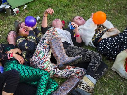 Um grupo de jovens inala óxido nitroso no festival de Glastonbury, em 2015.