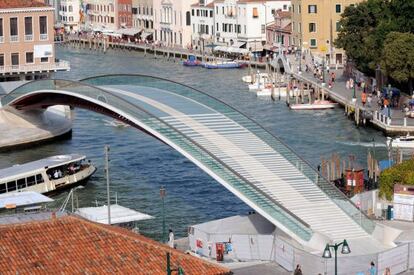 Vista general del puente de la Constituci&oacute;n dise&ntilde;ado por Santiago Calatrava en Venecia.