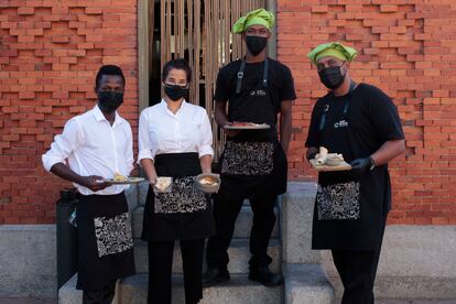 Parte del equipo de cocina y sala de Acoge un Plato, la terraza de la Casa Árabe de este verano. A.A