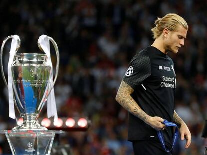 Loris Karius, meta del Liverpool, pasa ante el trofeo de la Champions League.