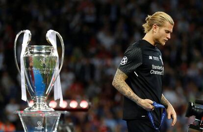 Loris Karius, meta del Liverpool, pasa ante el trofeo de la Champions League.