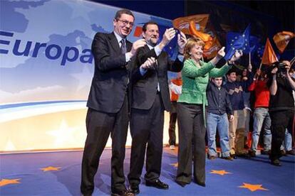 Alberto Ruiz-Gallardón, Mariano Rajoy y Esperanza Aguirre, en el mitin final de campaña del PP.