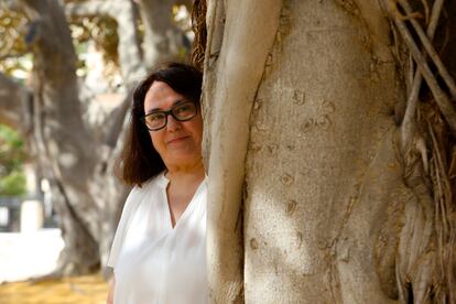 Ana Lillo posa en los jardines del museo arqueológico de Alicante el 16 de agosto de 2023.