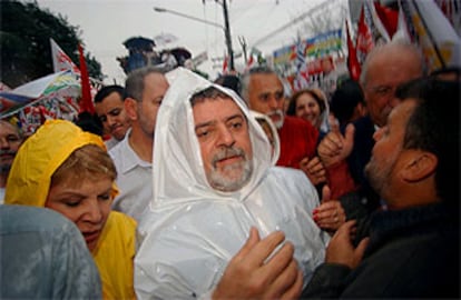 Luiz Inácio <i>Lula</i> da Silva comienza, bajo la lluvia, un paseo electoral por la ciudad de São Bernardo do Campo. PRIMER PLANO - ESCENA