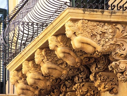 Sirenas esculpidas en el balcón del Palacio Nicolaci, en Noto, Sicilia.