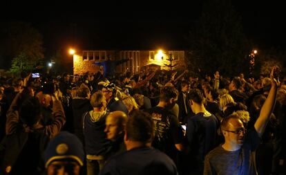 La celebración de los hinchas del Leicester que consiguió su primer título después de que empezara la temporada con la salvación como único objetivo. 