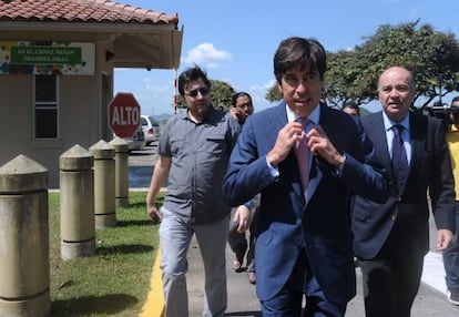 Manuel Manrique, presidente de Sacyr, sale de una reunión con la autoridad del canal de Panamá.