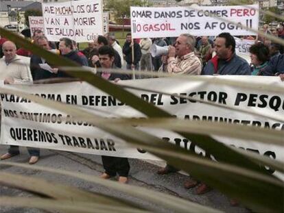 Armadores gallegos se concentra ante la delegación de pesca de Celeiro en Viveiro (Lugo).