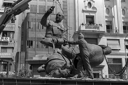 Valencia, 9 de septiembre de 1983. La estatua ecuestre de Francisco Franco se parte por la mitad al ser retirada del pedestal en el que estaba colocada desde 1964, en la plaza del País Valenciano.