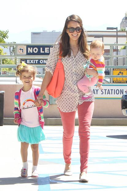 Combinación de flúor

	Es muy normal ver a Jessica Alba vestida con colores flúor. Esta vez ha combinado su propio look en tonos vivos con los de sus dos hijas. Las tres forman una divertida armonía de colores intensos.