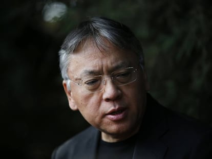 El escritor Kazuo Ishiguro atiende a la prensa en Londres después de ganar el Nobel de Literatura.