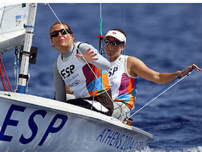 Natalia Vía Dufresne y Sandra Azón, a la izquierda, navegando ayer en la clase 470.