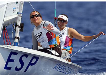 Natalia Vía Dufresne y Sandra Azón, a la izquierda, navegando ayer en la clase 470.