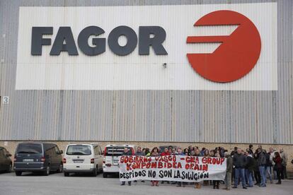 Trabajadores de Edesa Industrial protestan este martes ante la fábrica de la antigua Fagor en Mondragón.