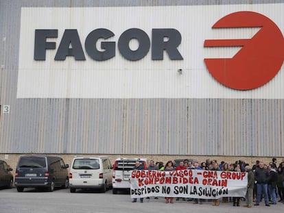 Trabajadores de Edesa Industrial protestan este martes ante la fábrica de la antigua Fagor en Mondragón.